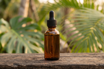 Bottiglia di olio di batana per capelli deboli e fini che cadono su sfondo naturale