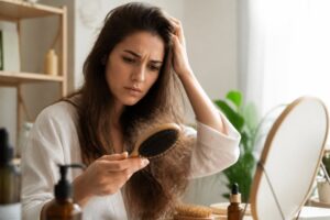 Prevenzione caduta capelli stagionale: guida completa