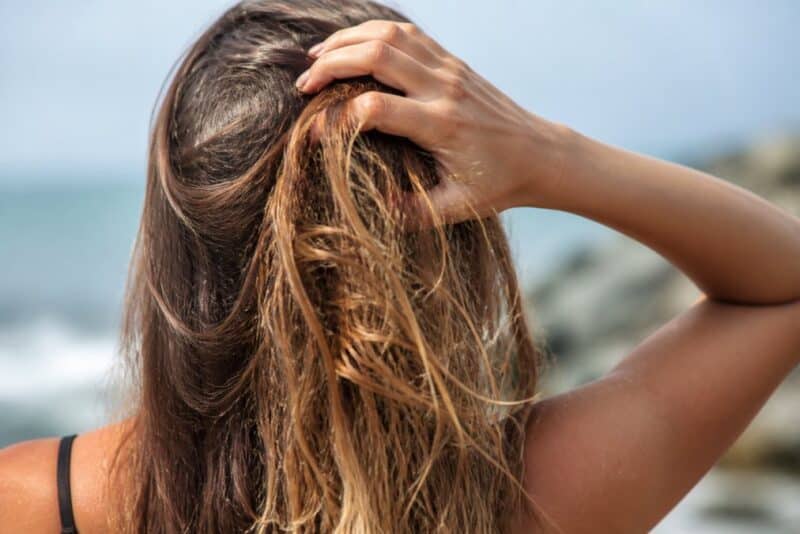 Perché i capelli diventano secchi dopo l’estate