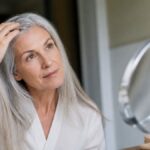 Perché i capelli cambiano dopo i 50 anni