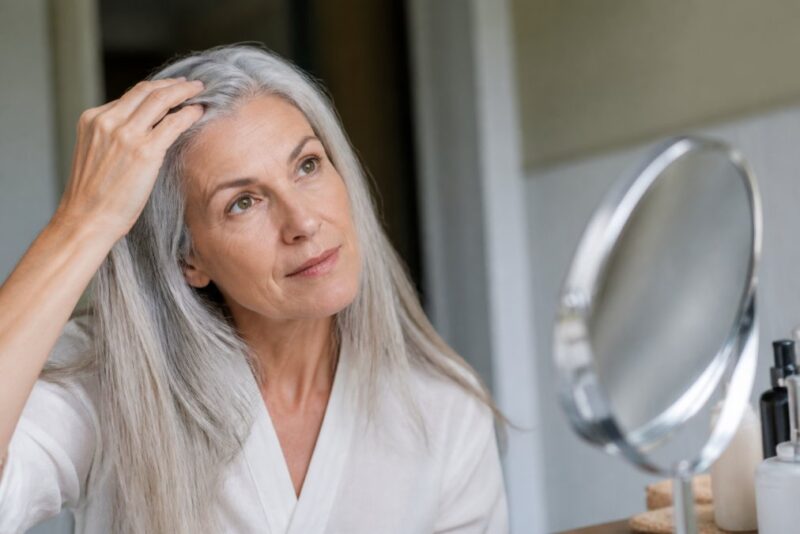 Perché i capelli cambiano dopo i 50 anni